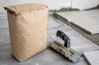 Klej do płytek cena 2026: ile kosztuje dobry klej i jak
