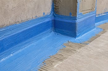 Jak zrobić hydroizolację pod płytki krok po kroku, żeby