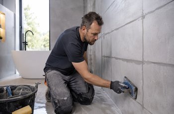 Najlepsza fuga elastyczna do łazienki - jak wybrać trwałą