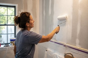 Jak gruntować ściany przed płytkami? Kompletny poradnik krok